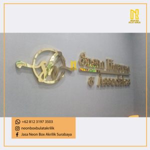Pemasangan Huruf Timbul Akrilik